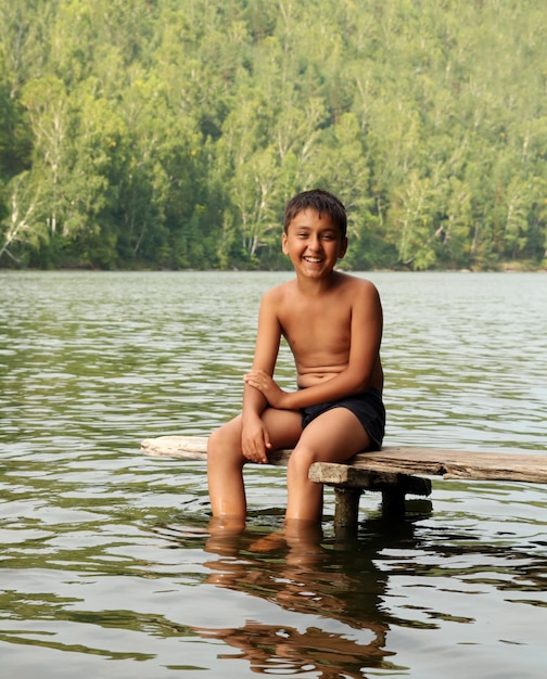 niño sentado en el escenario