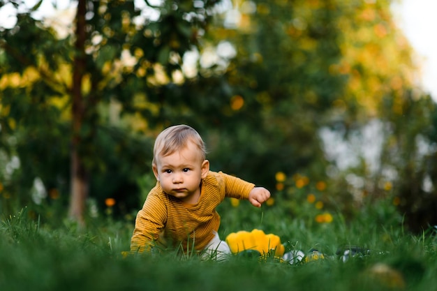 Niño sentado en la hierba en un día de verano