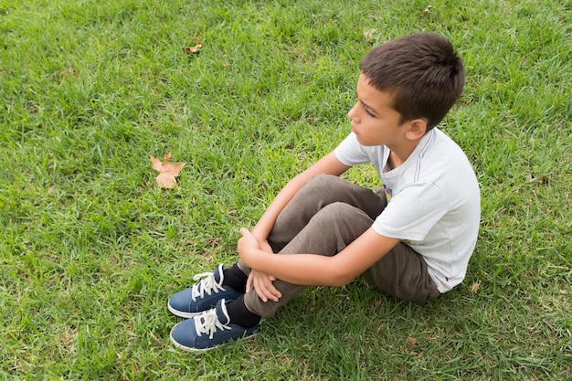 niño sentado en la hierba