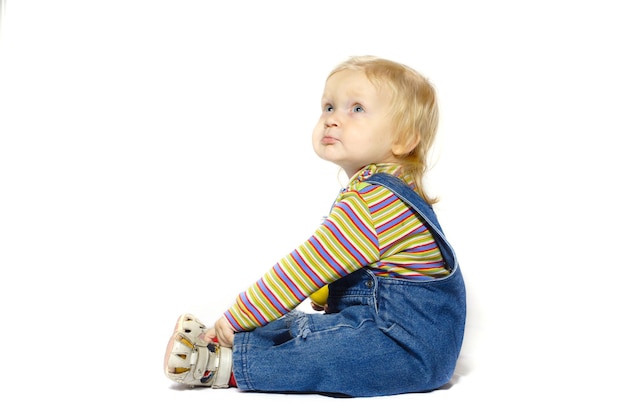 Niño sentado con la manzana