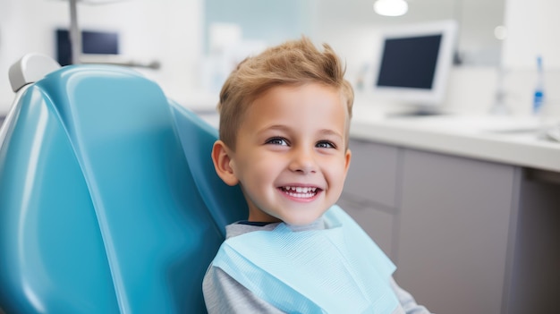 Niño sentado en la silla del dentista