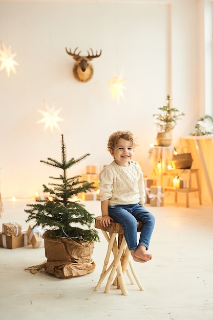 Niño sentado en una silla de madera