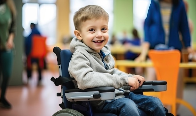 Un niño sentado en una silla de ruedas sonriendo