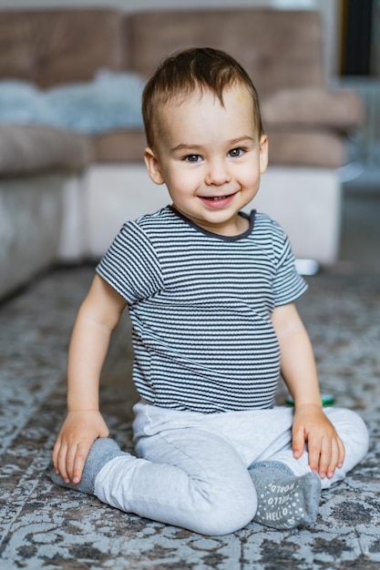 Niño sentado en el suelo Niño sentado en el suelo