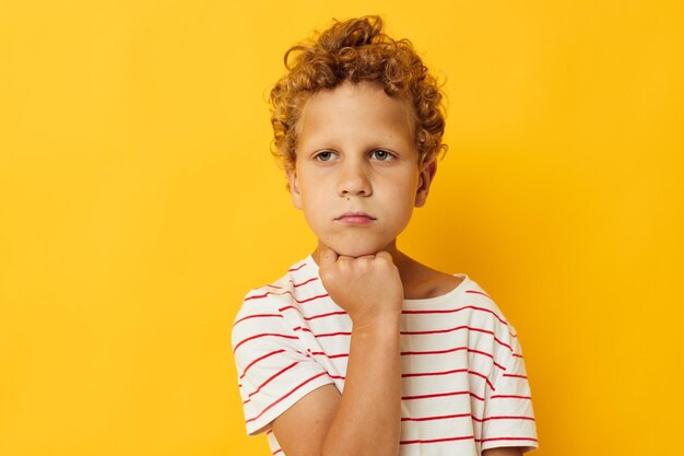 Niño serio contra un fondo amarillo