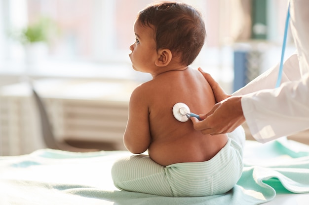 Niño siendo examinado por el médico