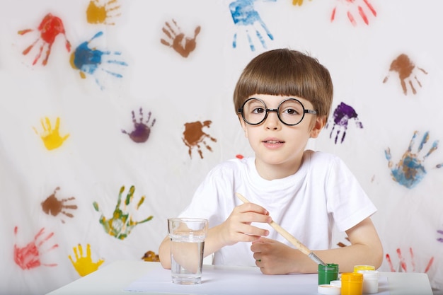 Niño de siete años está pintando algo. De cerca