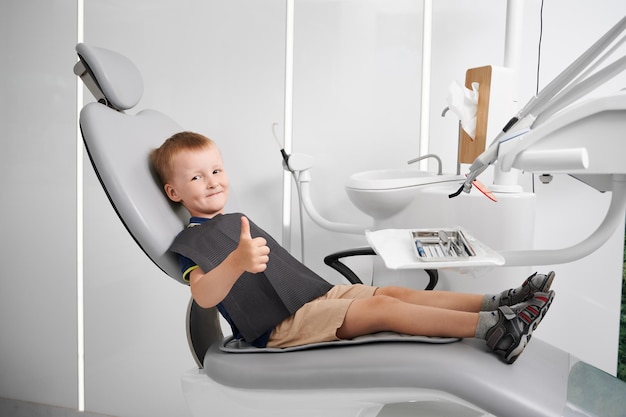 Niño en la silla del dentista durante el proceso de examen