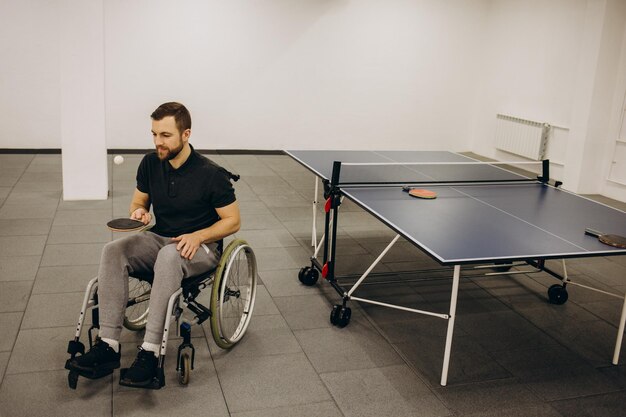 Un niño en silla de ruedas juega tenis de mesa