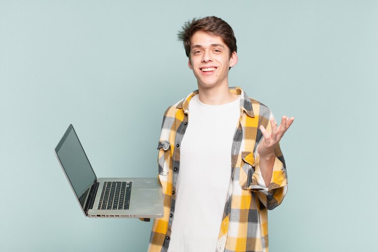 Foto niño sintiéndose feliz, sorprendido y alegre, sonriendo con actitud positiva, dándose cuenta de una solución o idea. concepto de laptop