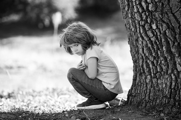 Niño solitario Niños problemas de depresión Soledad niño Niños emociones Crisis nerviosa negativa