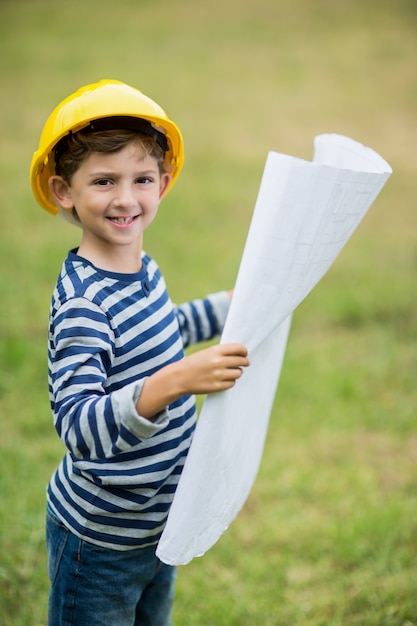 Niño con sombrero duro con un plan