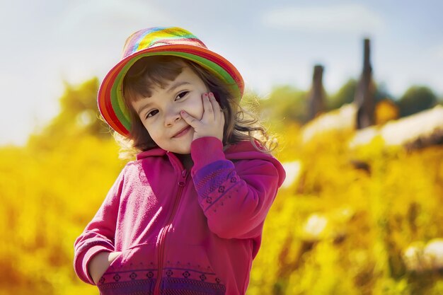 Niño con sombrero en estilo rural.