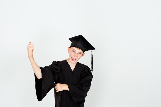 Un niño con sombrero de estudiante. Conocimiento, educación y carrera exitosa