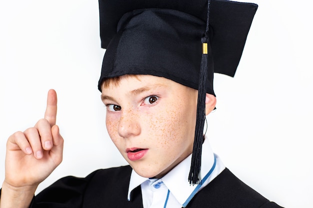 Foto un niño con sombrero de estudiante. conocimiento, educación y carrera exitosa