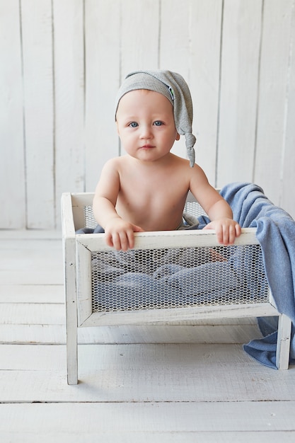 niño con sombrero gracioso en la cuna