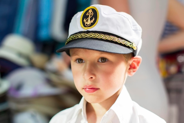 Niño con sombrero de marinero