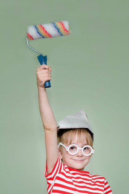 Niño con sombrero de papel y gafas