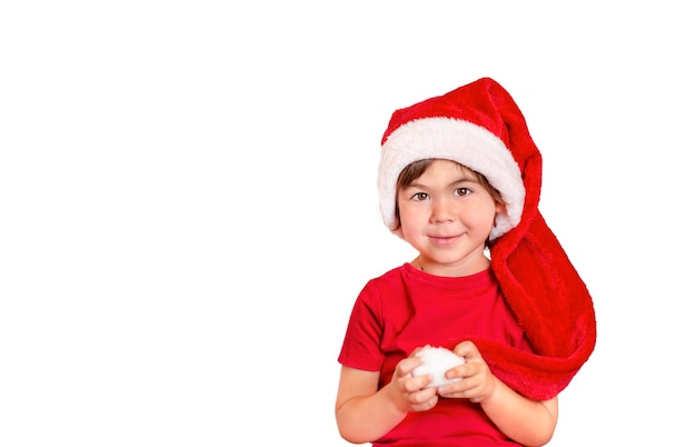 Niño con sombrero de santa claus sobre fondo blanco.