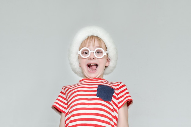 Niño con sombrero de santa risas sorprendidas