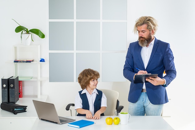 Niño soñando con la infancia de la profesión de hombre de negocios y el trabajo en equipo del concepto de ensueño