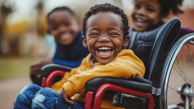 un niño sonríe mientras viaja en silla de ruedas