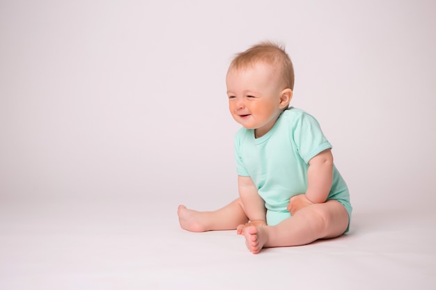 niño sonriendo en blanco