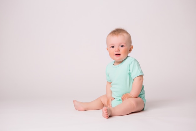 niño sonriendo en blanco