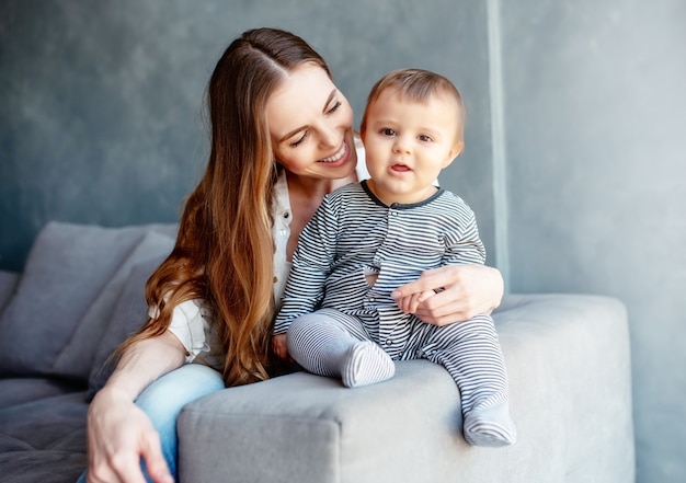 Niño sonriendo y feliz con mamá