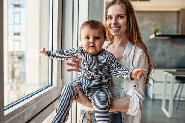 Niño sonriendo y feliz con mamá