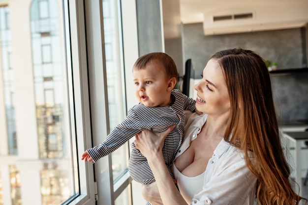 Niño sonriendo y feliz con mamá