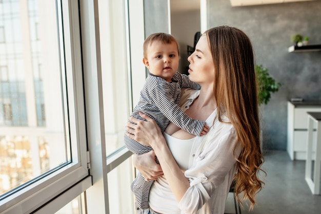 Niño sonriendo y feliz con mamá