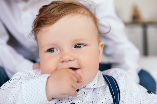 Niño sonriendo y mirando a un lado