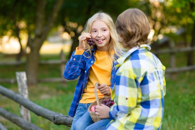 Niño sonriendo y niña en el parque otoño