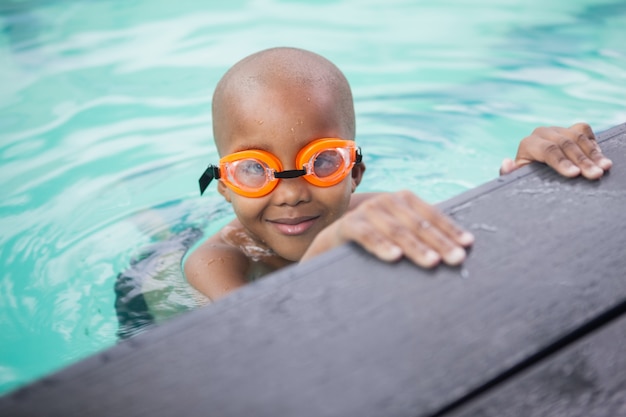 Niño sonriendo en la piscina