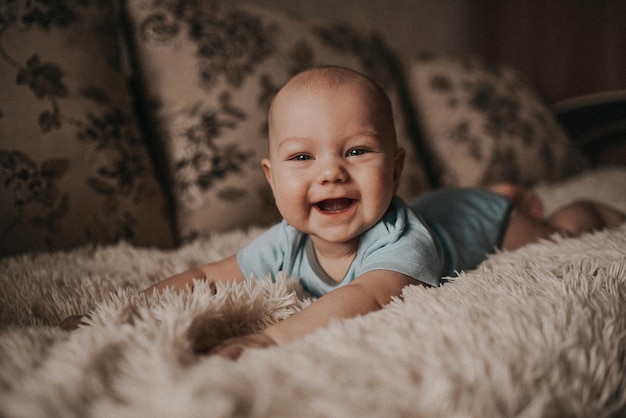 Niño sonriendo sobre un fondo beige