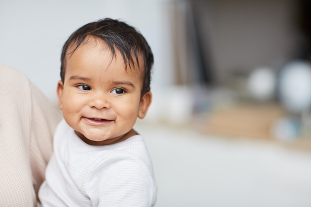 Niño sonriente africano