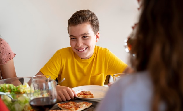 Niño sonriente en el almuerzo familiar