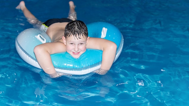 Un niño sonriente se baña en el agua Deportes y recreación Estilo de vida saludable