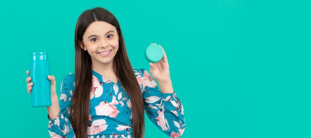 Niño sonriente con cabello largo, champú y crema facial Cosméticos de belleza para diseño de póster de niño adolescente Banner de maquillaje de niños de belleza con espacio de copia