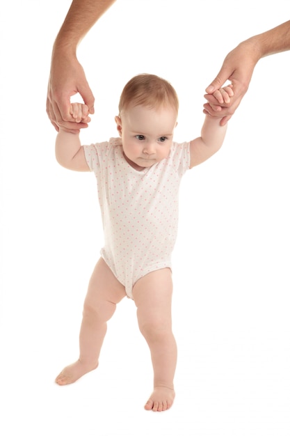 Niño sonriente caminando de la mano con el padre