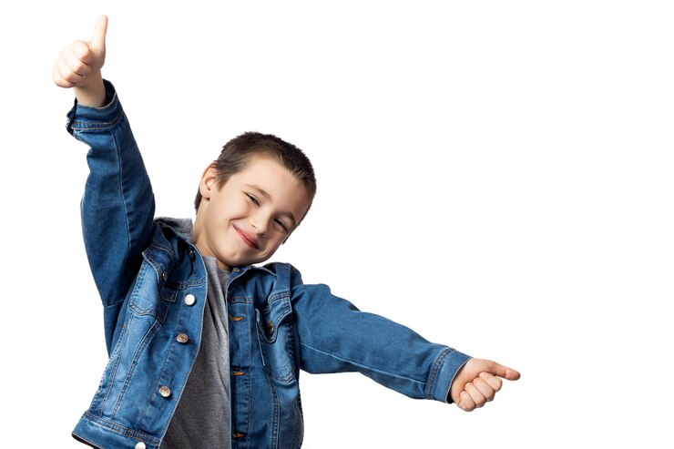 Foto niño sonriente en chaqueta de mezclilla mostrando los pulgares para arriba sobre fondo blanco aislado