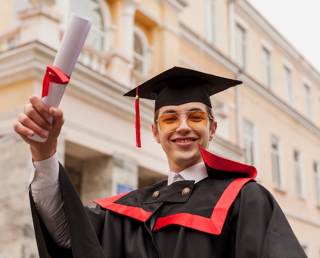 Foto niño sonriente con diploma