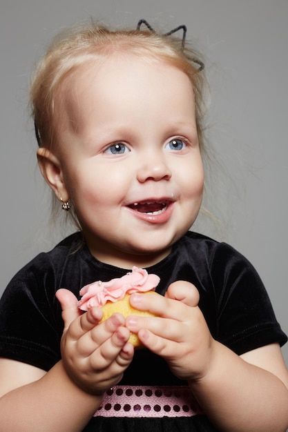 Niño sonriente divertido con pastel