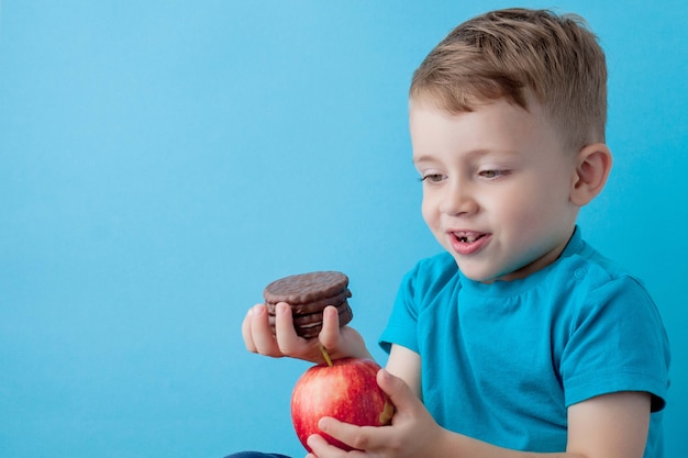 niño sonriente elegir comida chatarra