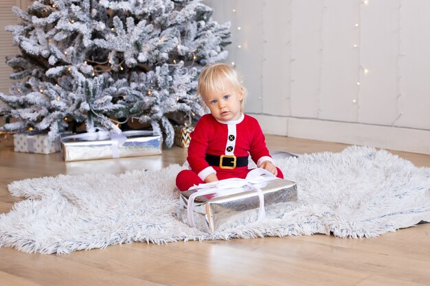 Niño sonriente feliz con caja de regalo de Navidad. Feliz Navidad y Felices Fiestas