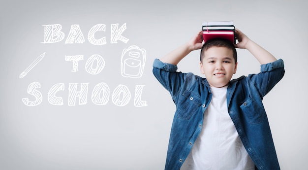 Niño sonriente feliz con concepto de regreso a la escuela,