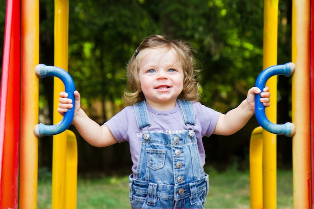 Niño sonriente feliz jugando en un área de juegos