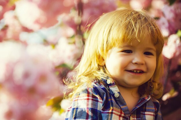 Niño sonriente en flor