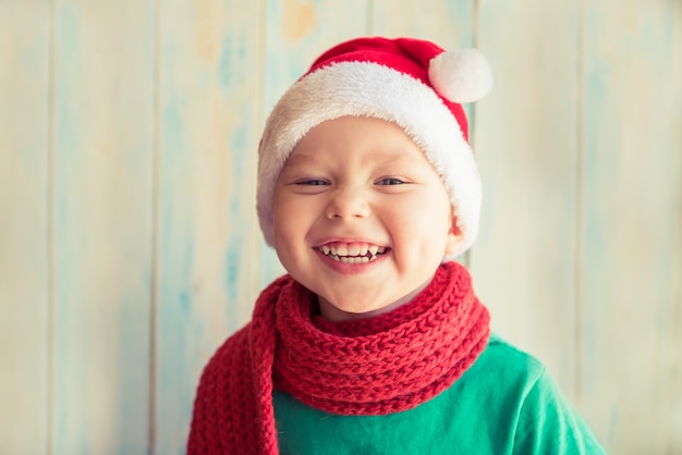 Niño sonriente con gorro rojo de Santa Claus